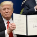 Trump firma decreto para negar ciudadanía a hijos nacidos de madres «turistas»