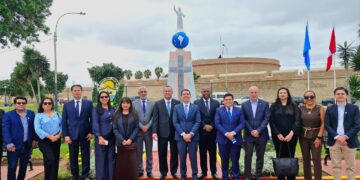 Monumento Salvador del Mundo resplandece en Callao, Perú