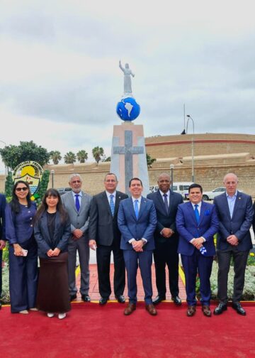 Monumento Salvador del Mundo resplandece en Callao, Perú