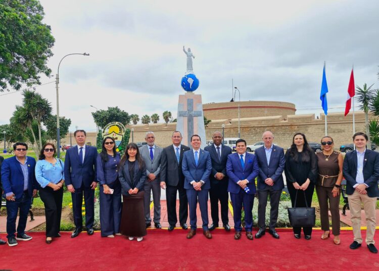 Monumento Salvador del Mundo resplandece en Callao, Perú