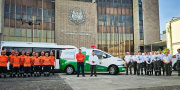 Gobierno entrega ambulancia a Cruz Verde Salvadoreña