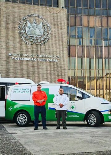 Gobierno entrega ambulancia a Cruz Verde Salvadoreña