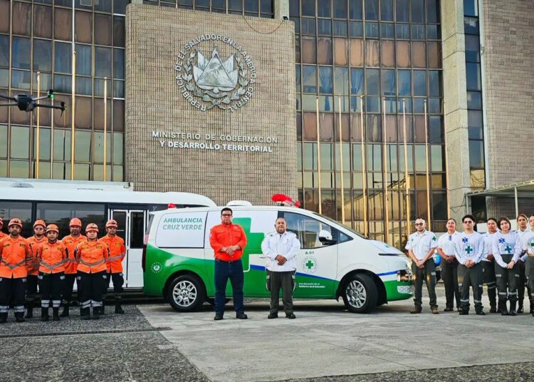 Gobierno entrega ambulancia a Cruz Verde Salvadoreña