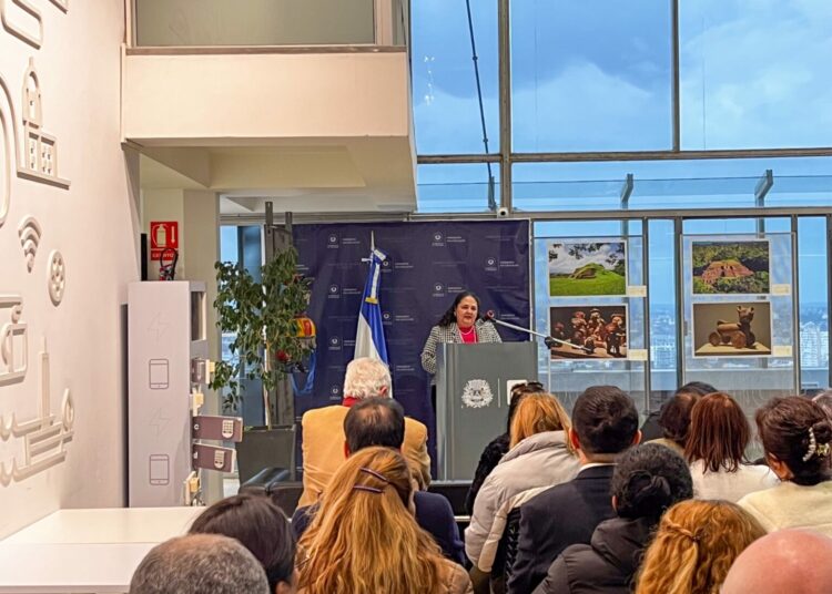 Promueven la riqueza cultural salvadoreña con fotografías en Uruguay