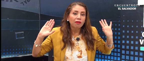 Bethy Arana deja candidatura del FMLN y cuestiona ataques tras elección interna