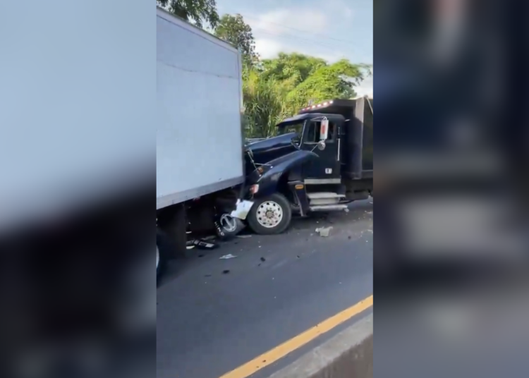 Fuerte accidente involucra a cinco vehículos en Caluco, Sonsonate