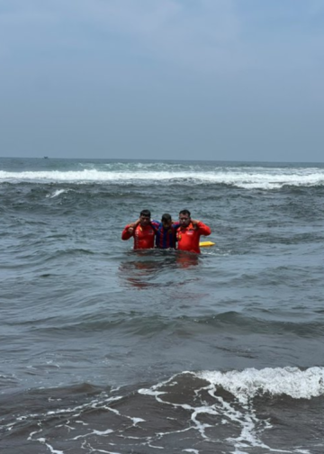 Rescatan a persona que estuvo apunto de ahogarse en Playa San Blas