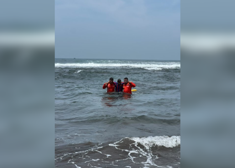 Rescatan a persona que estuvo apunto de ahogarse en Playa San Blas