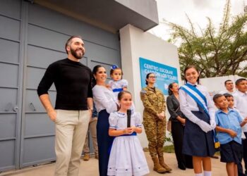 Familia presidencial visita centro escolar renovado tras promesa cumplida en Los Toles
