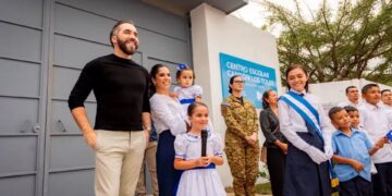 Familia presidencial visita centro escolar renovado tras promesa cumplida en Los Toles