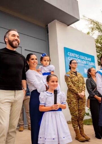 Familia presidencial visita centro escolar renovado tras promesa cumplida en Los Toles