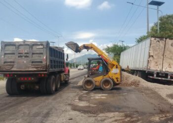 Continúan labores de limpieza y remoción tras siniestro vial en Apopa