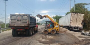 Continúan labores de limpieza y remoción tras siniestro vial en Apopa