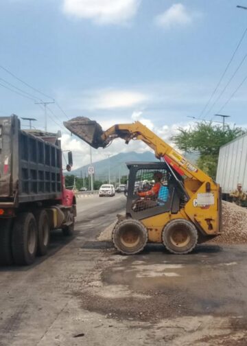Continúan labores de limpieza y remoción tras siniestro vial en Apopa