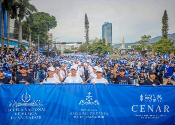 Estudiantes del CENAR participan por primera vez en desfile estudiantil del 15 de septiembre
