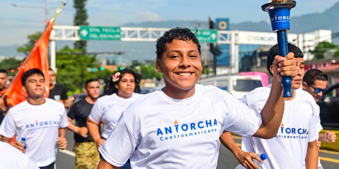 Antorcha centroamericana continúa su paso por El Salvador
