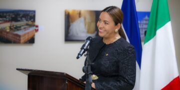 Viceministra Patricia Godínez inaugura exposición que conmemora 165 años de relaciones de El Salvador con Italia