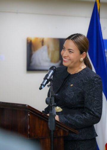 Viceministra Patricia Godínez inaugura exposición que conmemora 165 años de relaciones de El Salvador con Italia