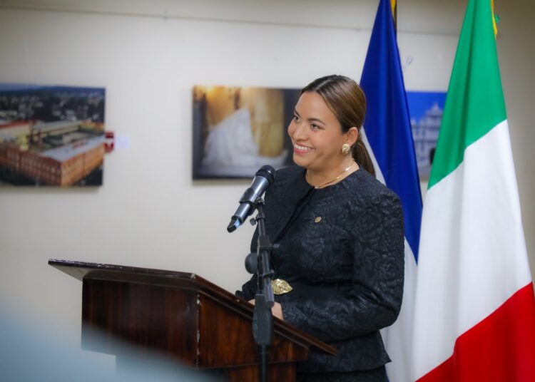 Viceministra Patricia Godínez inaugura exposición que conmemora 165 años de relaciones de El Salvador con Italia
