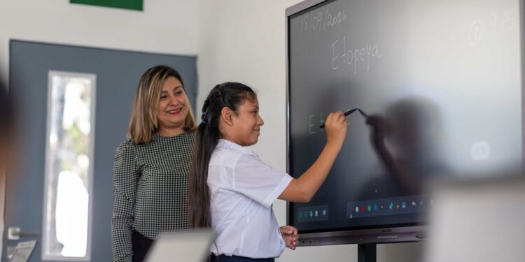 Estudiantes de Los Toles ya trabajan con tutores impulsados con IA