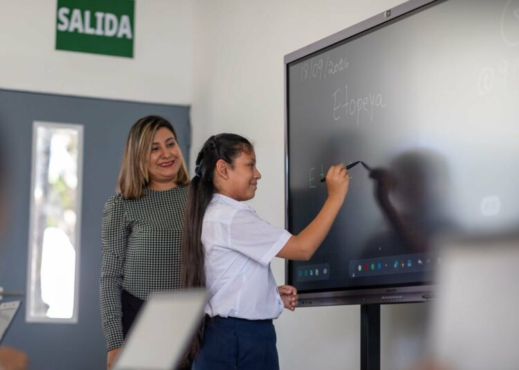 Estudiantes de Los Toles ya trabajan con tutores impulsados con IA