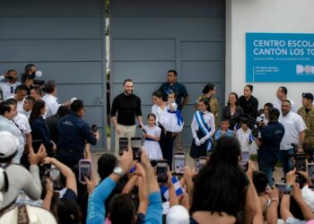 Presidente Bukele entrega renovado Centro Escolar en Los Toles durante los 205 años de Independencia