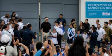 Presidente Bukele entrega renovado Centro Escolar en Los Toles durante los 205 años de Independencia