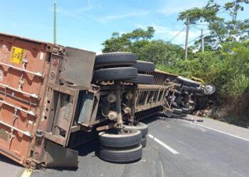 Conductor resulta lesionado tras accidente entre dos camiones en Apopa