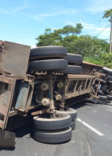 Conductor resulta lesionado tras accidente entre dos camiones en Apopa