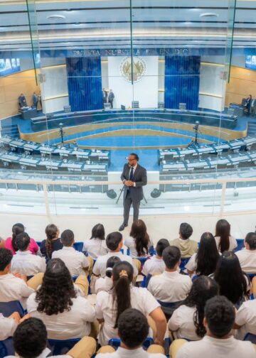 Estudiantes de Nejapa visitan el Salón Azul de la Asamblea Legislativa
