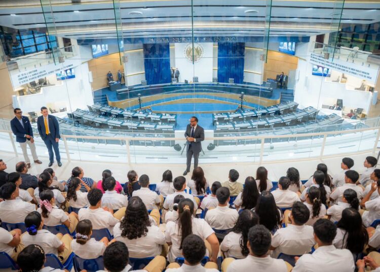 Estudiantes de Nejapa visitan el Salón Azul de la Asamblea Legislativa
