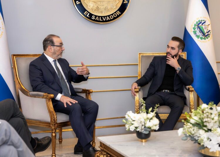 Presidente Bukele sostiene importante reunión con ejecutivos del CAF
