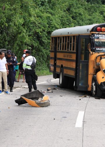 Accidente entre bus de ruta 40 y camión deja personas lesionadas en Ayagualo