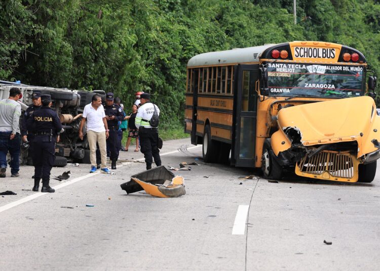 Accidente entre bus de ruta 40 y camión deja personas lesionadas en Ayagualo