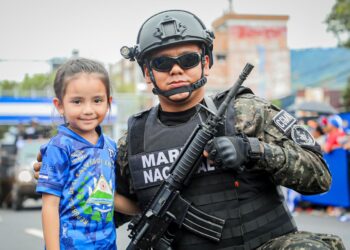 Militares comparten momentos con asistentes al desfile de independencia