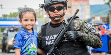 Militares comparten momentos con asistentes al desfile de independencia