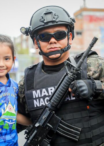 Militares comparten momentos con asistentes al desfile de independencia