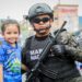 Militares comparten momentos con asistentes al desfile de independencia