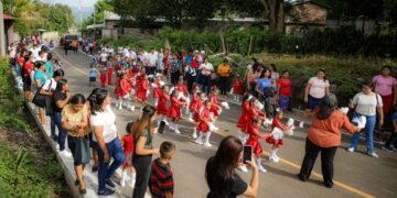 Estudiantes de Los Toles celebran la independencia sobre un nueva y moderna calle
