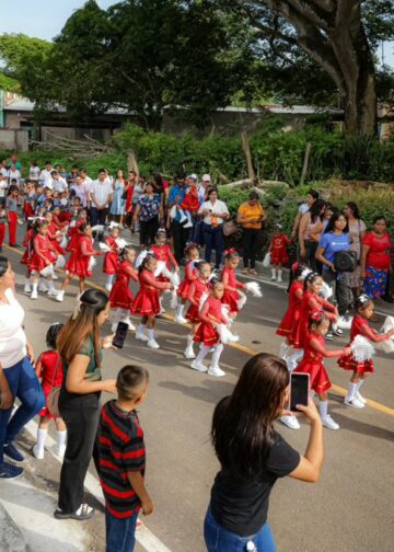 Estudiantes de Los Toles celebran la independencia sobre un nueva y moderna calle