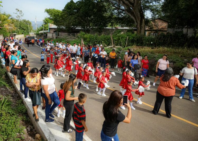 Estudiantes de Los Toles celebran la independencia sobre un nueva y moderna calle