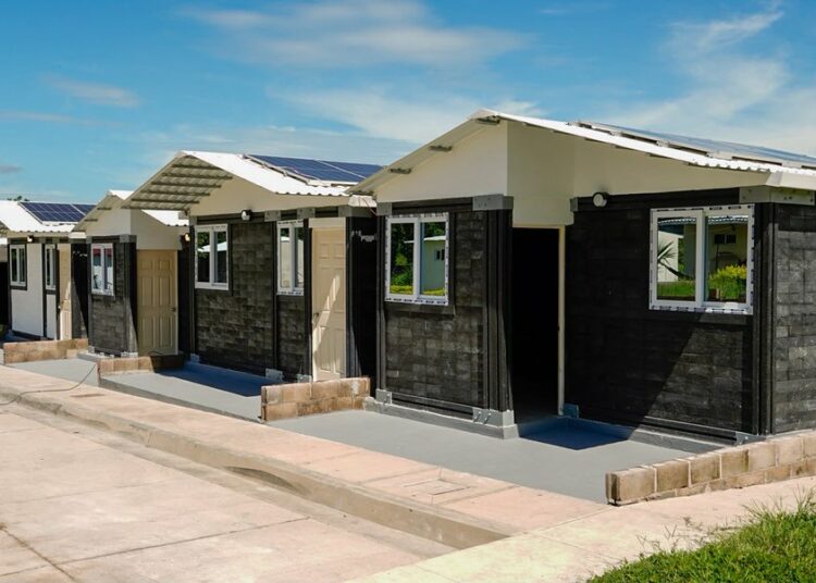 Vivienda prueba nuevo modelo de casas ecológicas con paneles solares y materiales reciclados