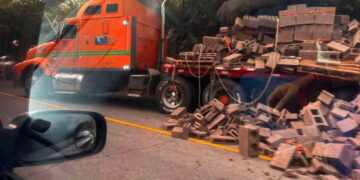 Rastra cargada con bloques vuelca en San Miguel