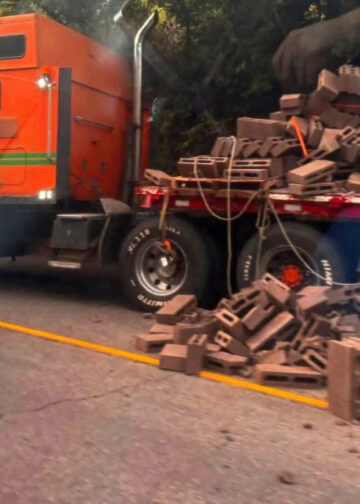 Rastra cargada con bloques vuelca en San Miguel