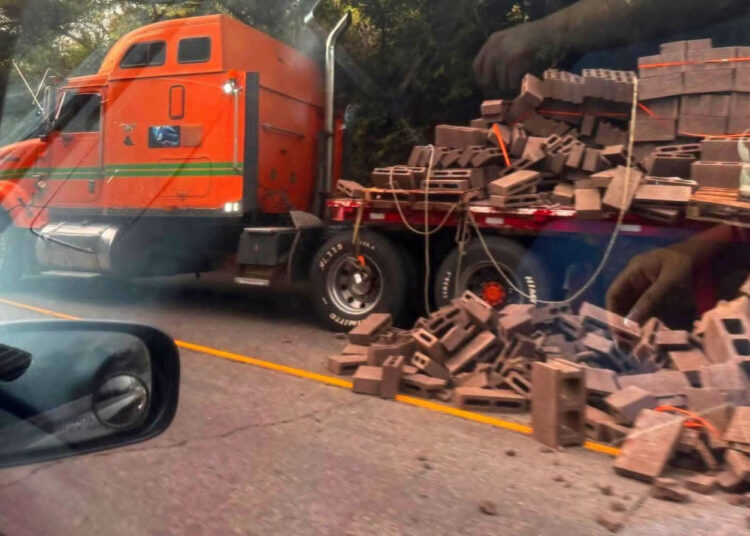 Rastra cargada con bloques vuelca en San Miguel