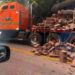Rastra cargada con bloques vuelca en San Miguel