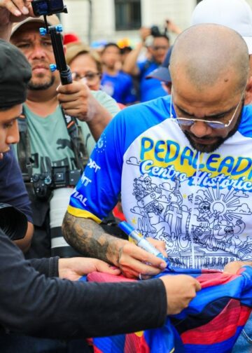 Dani Alves: “Es posible vivir en paz, es posible vivir en unidad” durante la PedaleadaSV