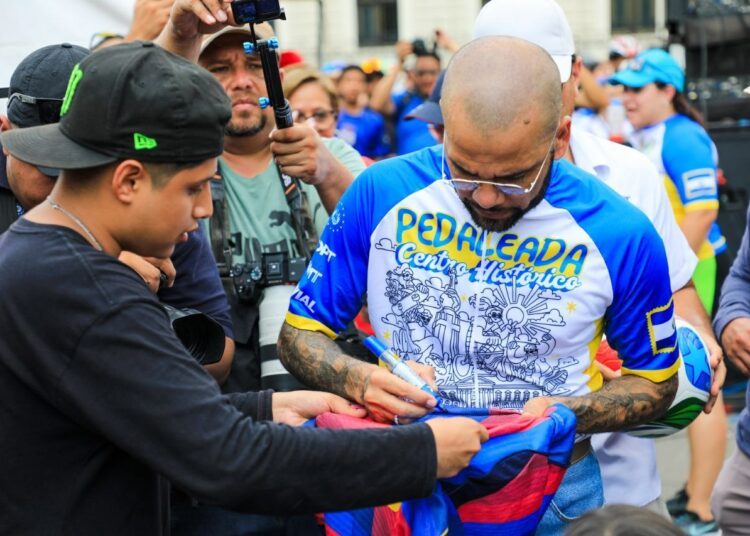 Dani Alves: “Es posible vivir en paz, es posible vivir en unidad” durante la PedaleadaSV
