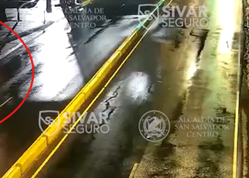 Sívar Seguro capta vehículo circulando en sentido contrario en Paseo General Escalón
