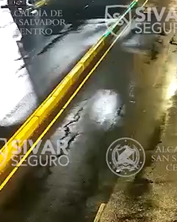 Sívar Seguro capta vehículo circulando en sentido contrario en Paseo General Escalón